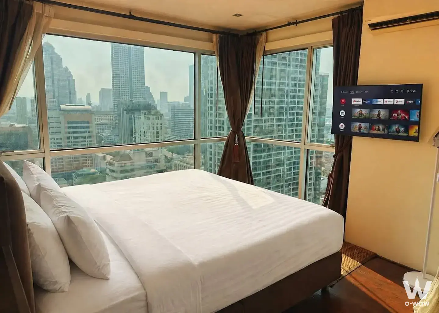 Condo with 3 bedrooms for rent at Sailom Suites Condominium — photo 1 of 4