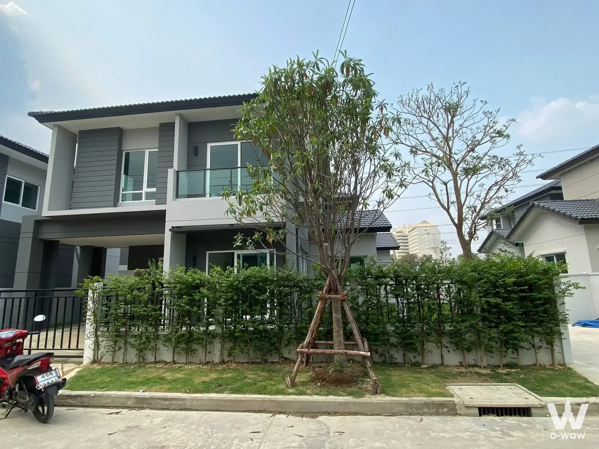 Vibhavadi Rangsit Road, Rangsit-Patthum Thani area, near Don Mueang Airport, Future Park Rangsit, Rangsit University, Bangkok University Rangsit Campus, Red Line Railway, Tollway