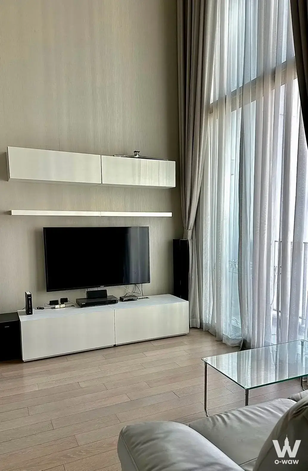 Adjacent to BTS Ratchathewi, one station to Siam Paragon, and walkable to Central World and MBK