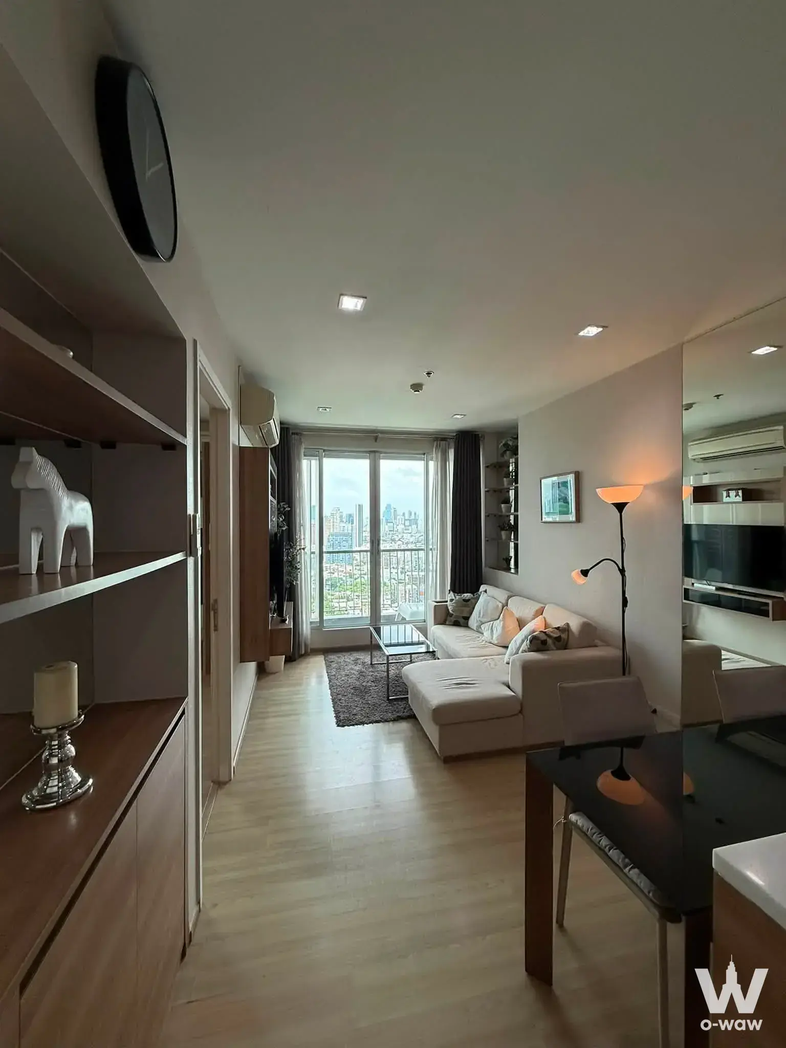 Walking distance to BTS Ari, near La Villa Ari, Villa Market, Big C Saphan Khwai, Phyathai 2 Hospital, and Vichaiyut Hospital. Easy access to Phahonyothin Road, Rama VI Road, and the Expressway.