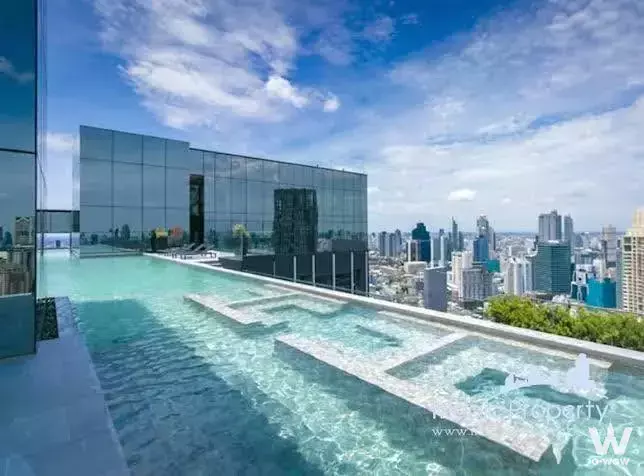 Rooftop infinity pool at KnightsBridge Prime Sathon offering a panoramic view of the Bangkok skyline