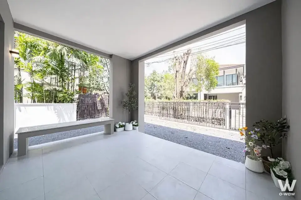 3-bed house for sale in Centro Watcharapol covered entryway with tropical foliage