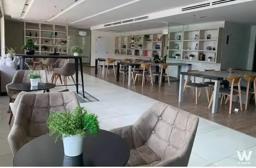 Episode Phaholyothin-Sapanmai 1-bed condo community lounge with bar counter and seating