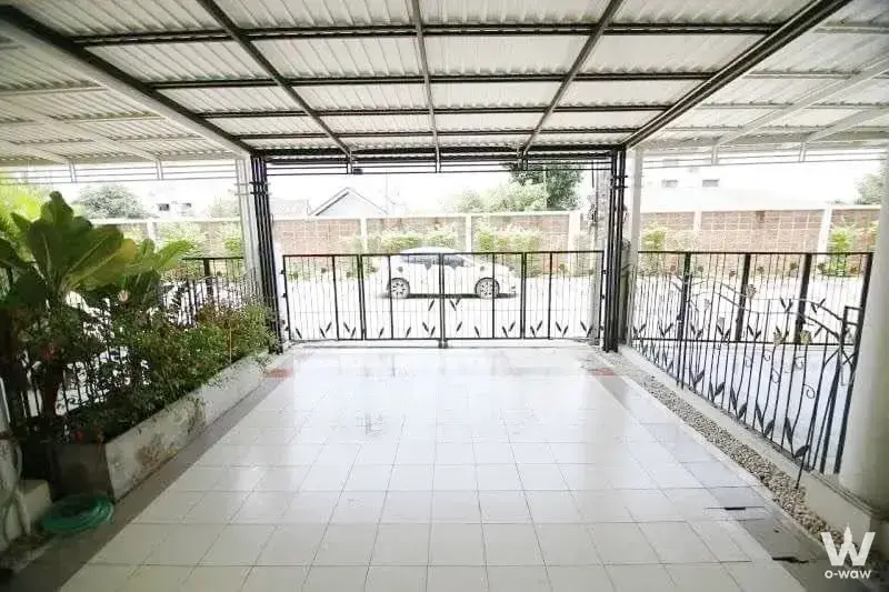 Townhouse for rent in Supalai Parkville Ram Intra 23 with covered carport, mosaic tiles, and iron gate