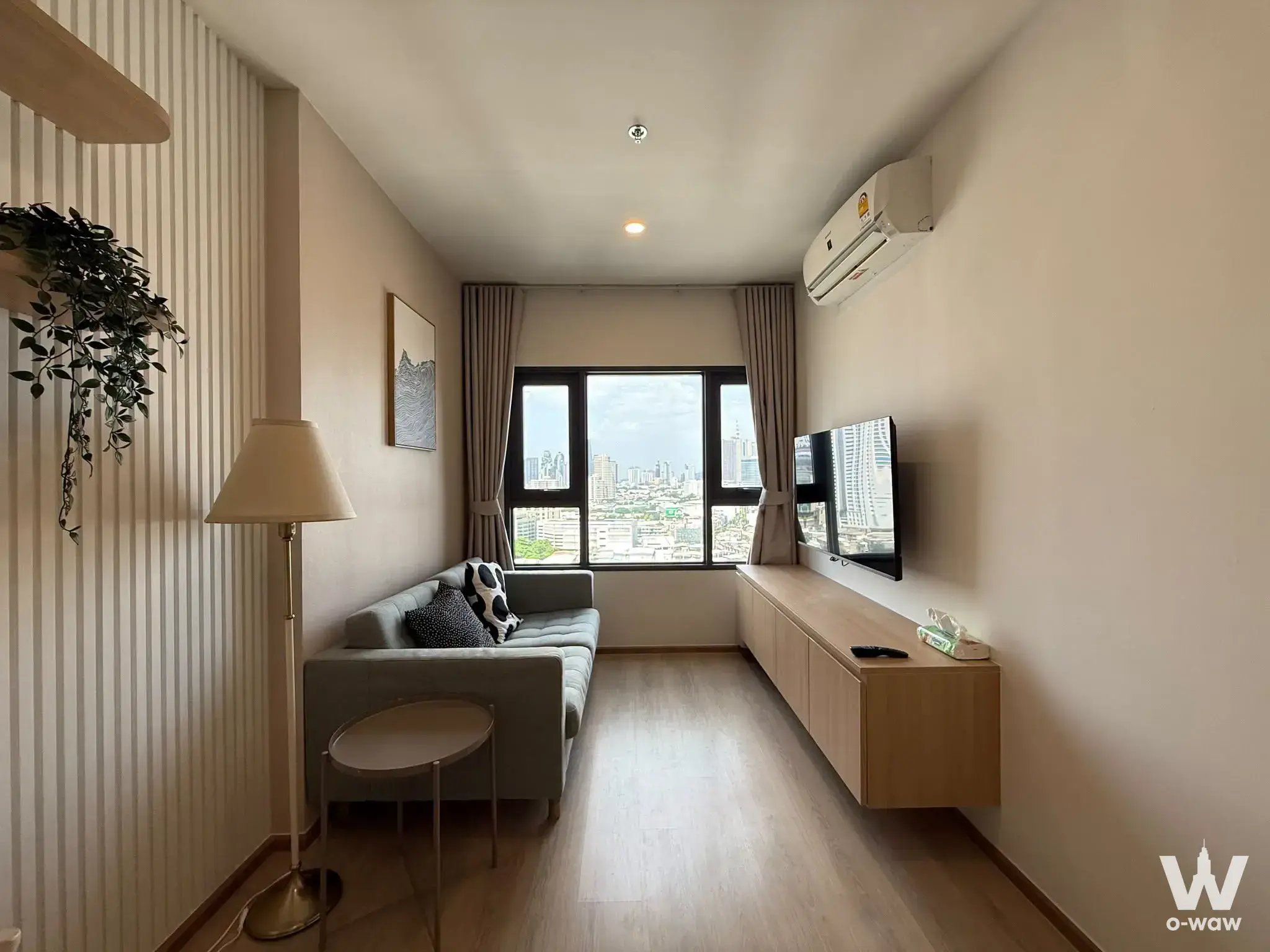 Near MRT Queen Sirikit National (450 meters)