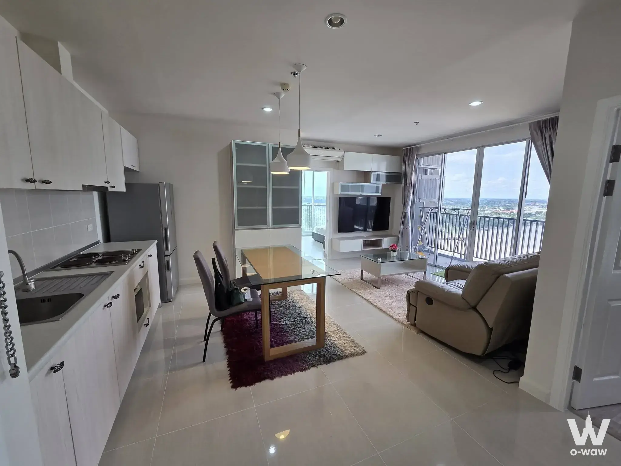 Manor Sanambinnam 2-bed condo for rent with open-plan living, dining and high-floor city view