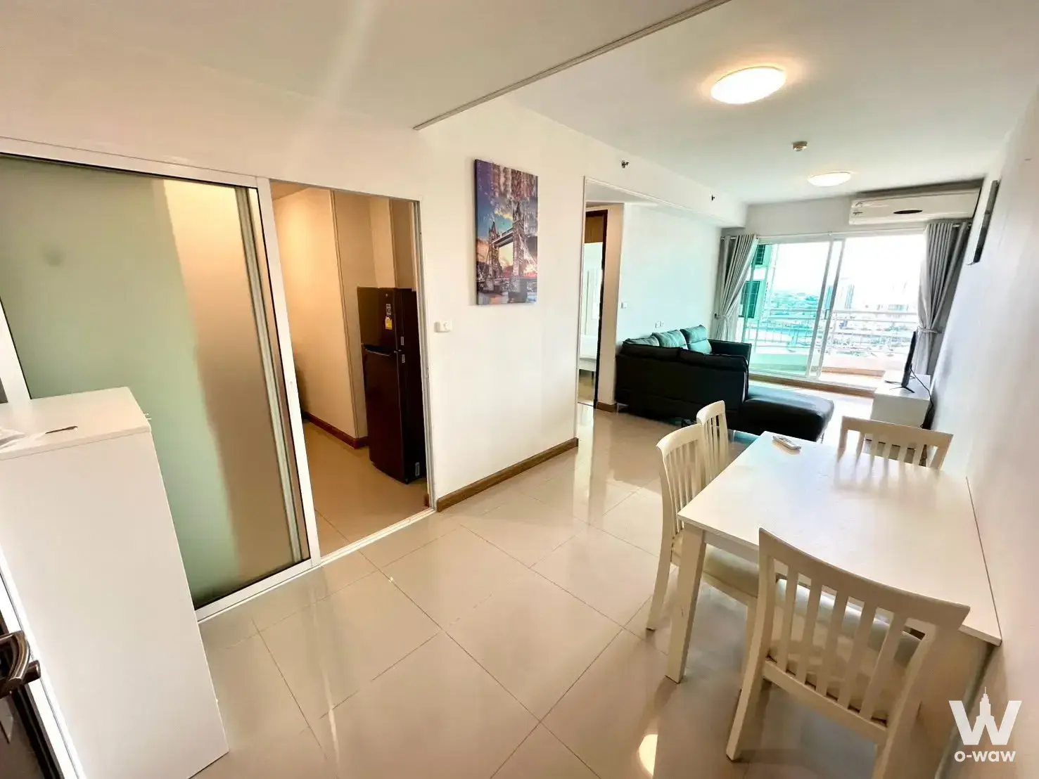 Open-plan dining and living space with London bridge art, 1-bed condo for sale in Supalai River Resort
