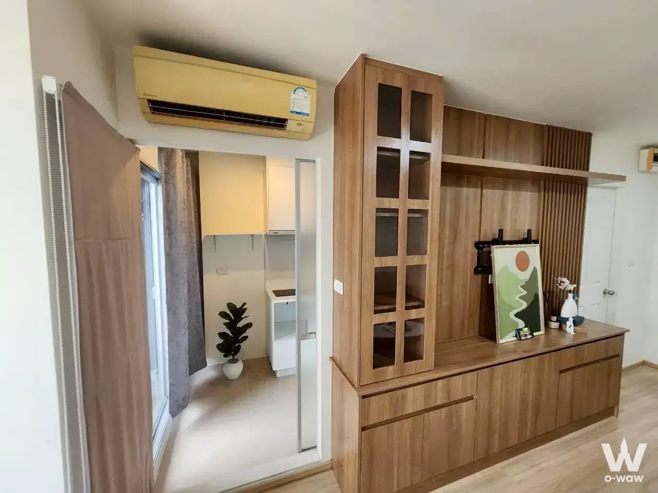 2-bed condo for rent in U Delight 3 Prachachuen featuring light wood laminate floors and a large built-in wooden