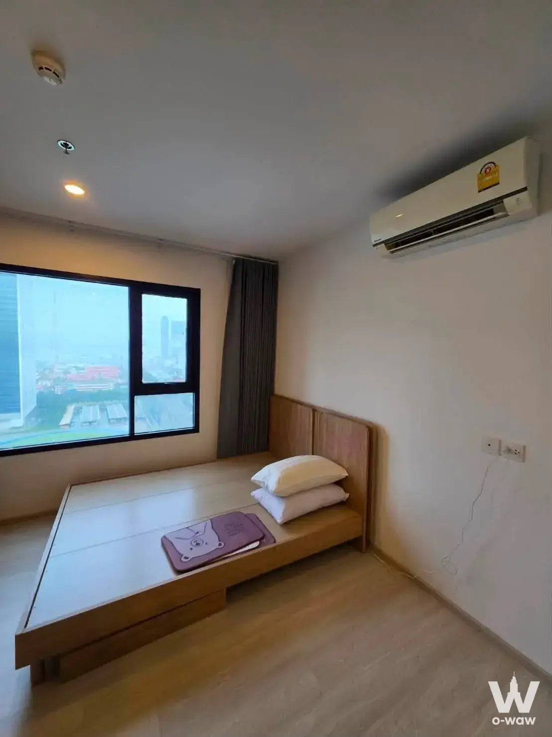 Near MRT Phetchaburi Station, connected to Airport Rail Link Makkasun. Close to Srinakharinwirot University.