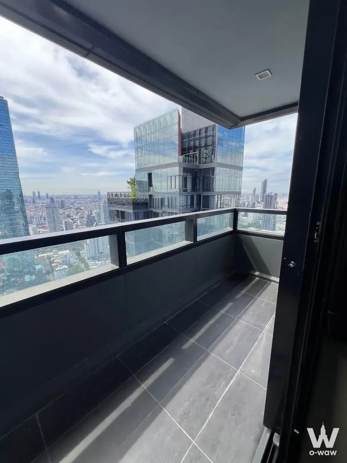 Condo with 3 bedrooms for rent at M Silom — photo 3 of 4