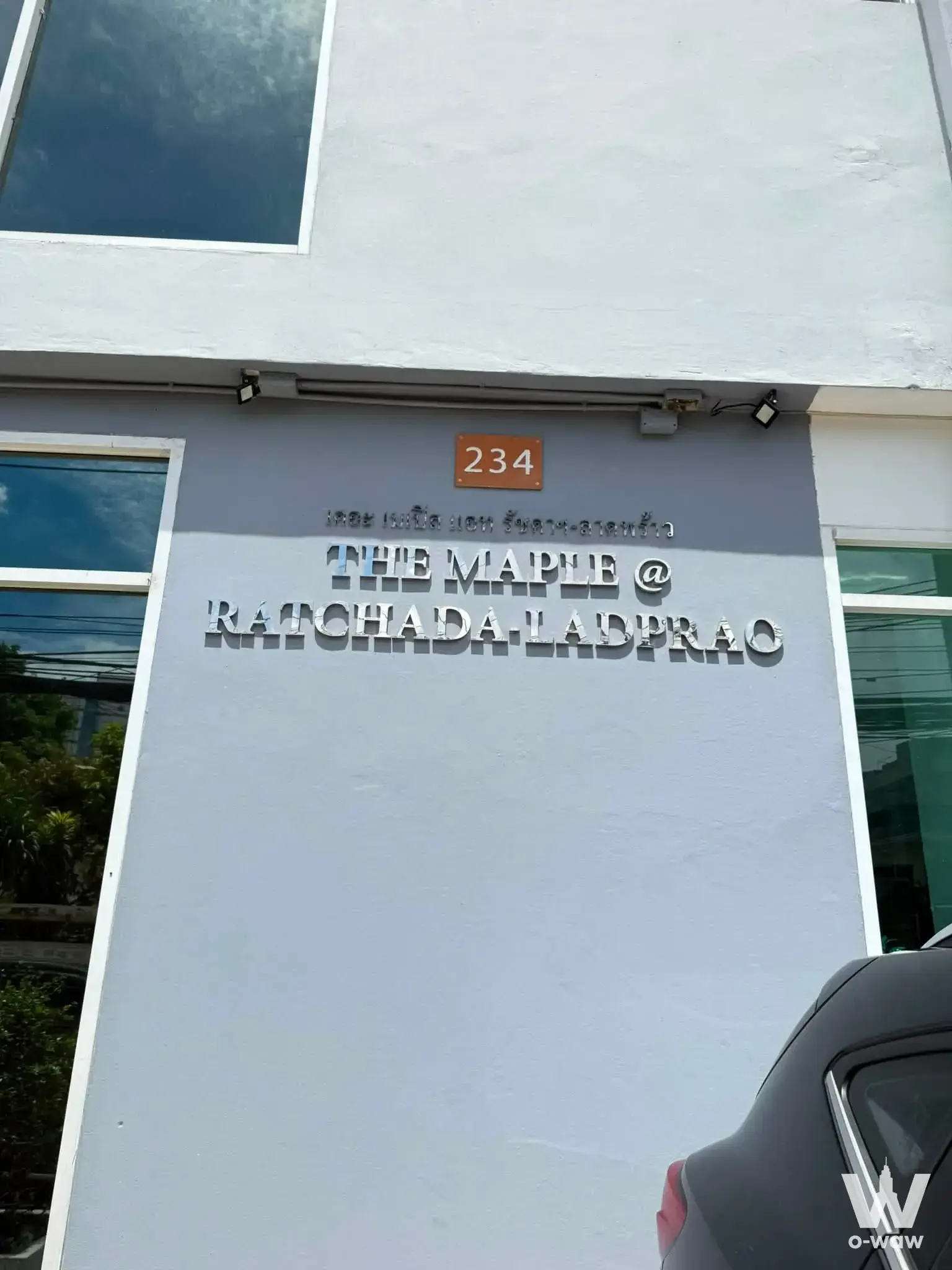 Near MRT Ratchaprarop and MRT Ladprao stations (700m), Central Rama 9, The Street Foodland BigC, Gourmet Market. Accessible via Vibhavadi Soi 20, Ladprao Soi 18, Vibhavadi Soi 16, Ratchada Soi 19, and Ladprao Soi 26.
