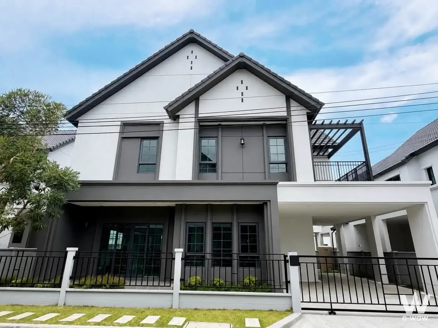 House with 4 bedrooms for rent at Centro Bangna phase 2 — photo 1 of 5