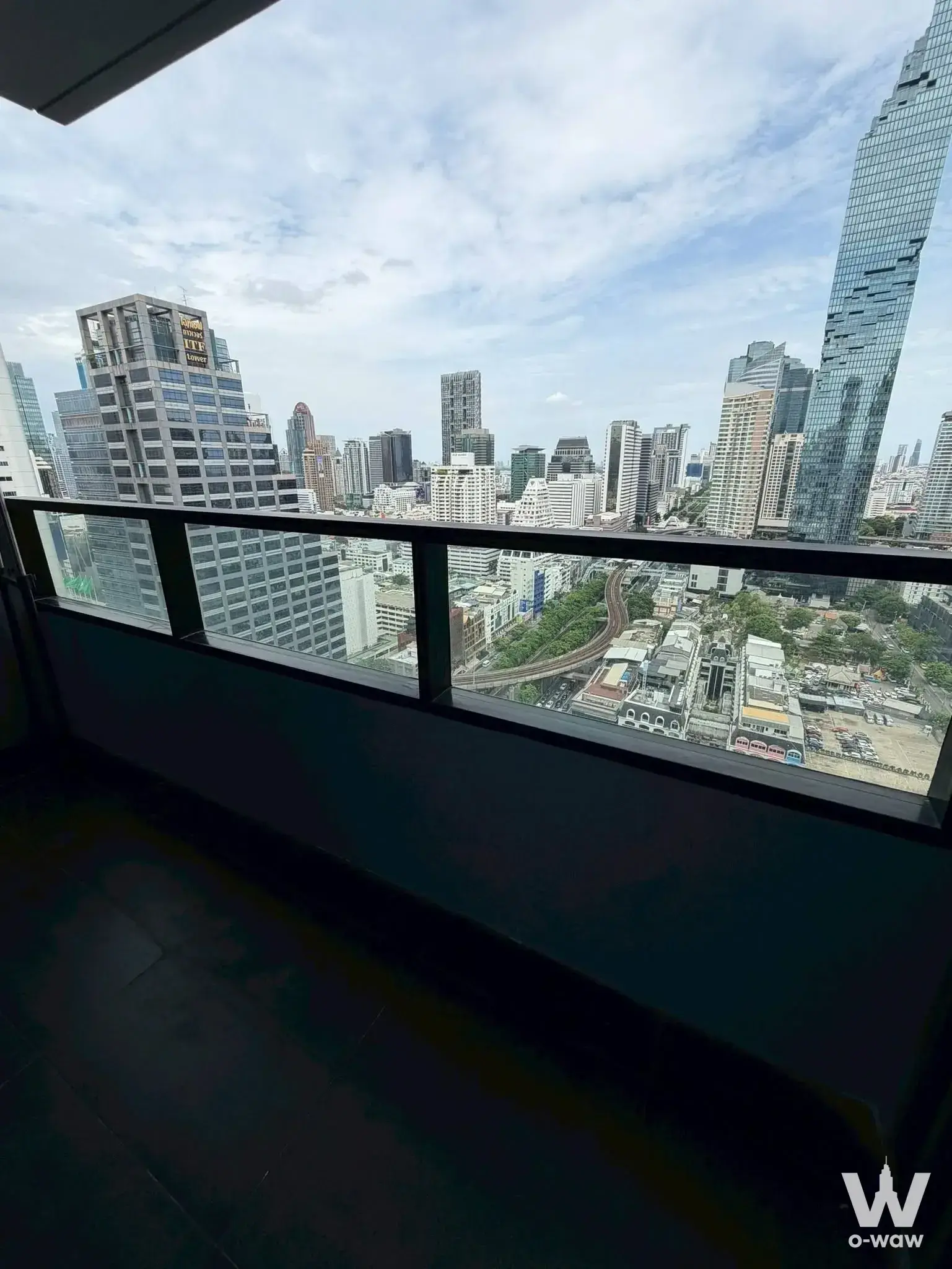 Condo with 2 bedrooms for rent at M Silom — photo 3 of 5