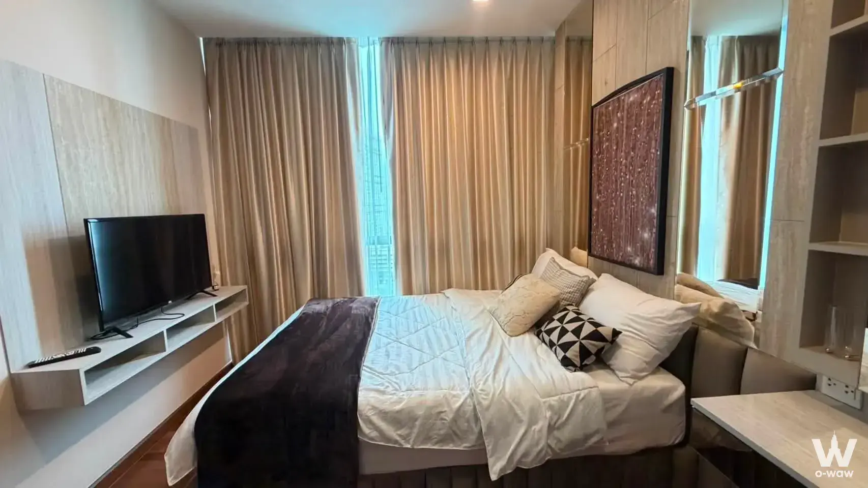 Near Siam Paragon, MBK, Central World, and Pratunam. Easy access to shopping and dining.