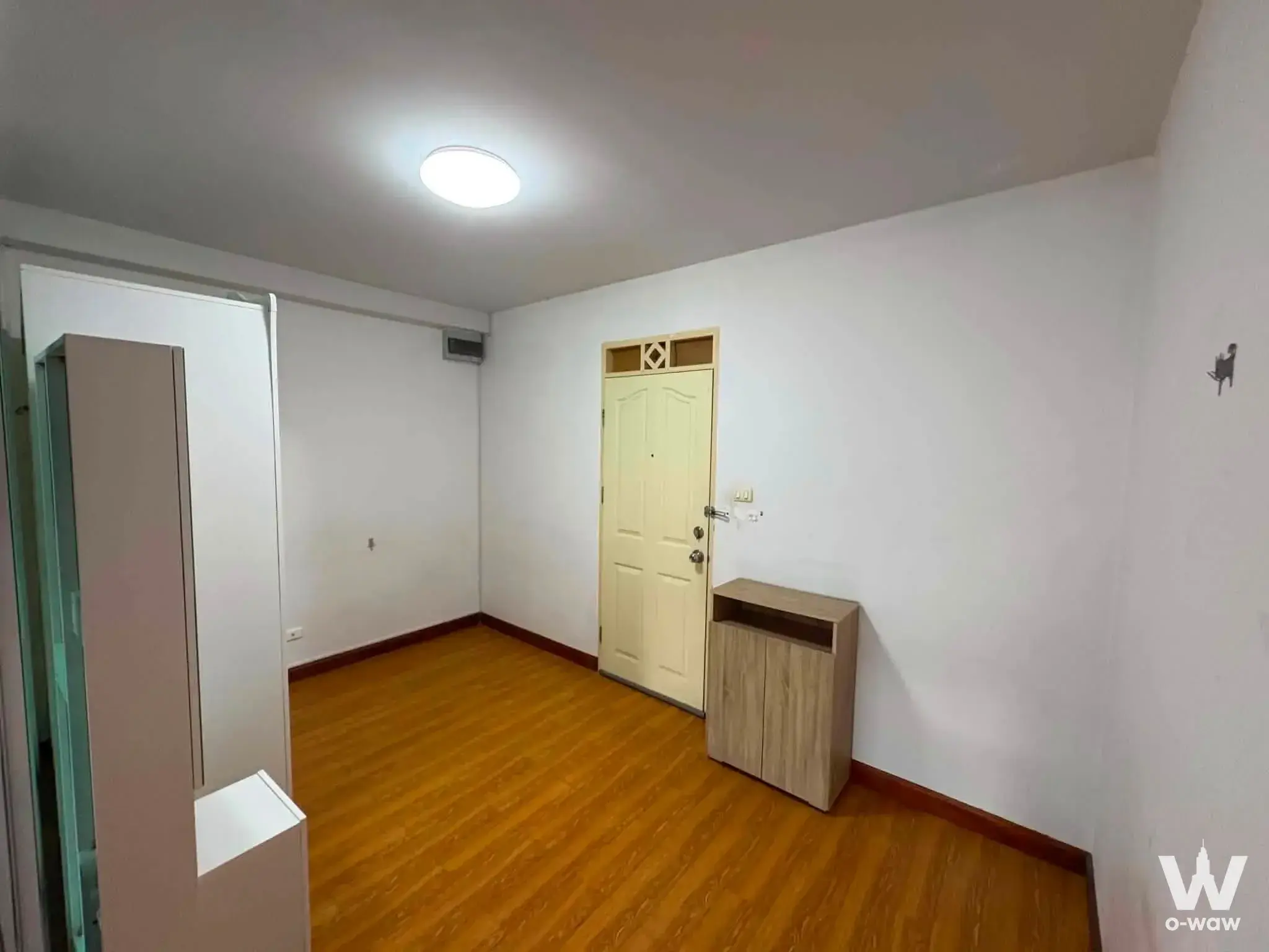 Empty 1-bed condo for sale in Supalai City Home Ratchada featuring warm wood-look laminate flooring